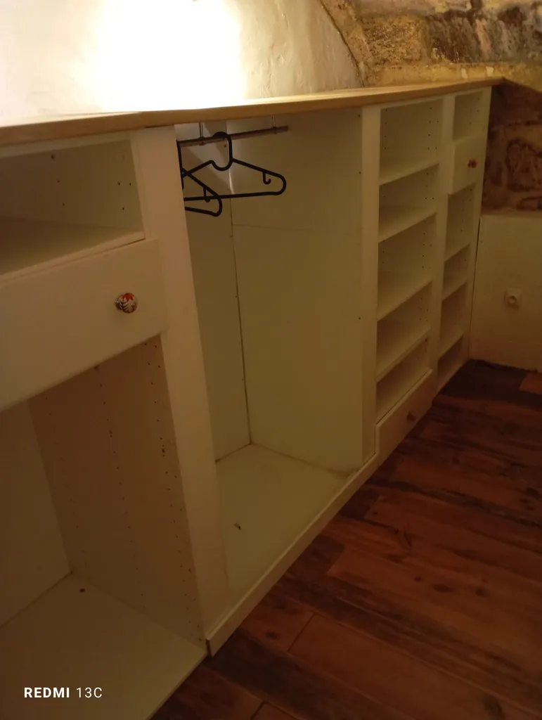 Nettoyage intérieur de placards dans un logement à Bordeaux avec étagères et penderie