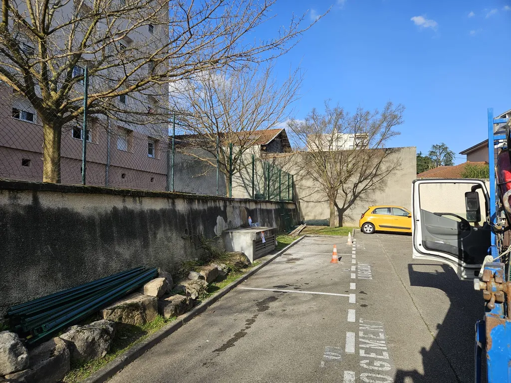 Recherche d'une entreprise pour le remplacement et la pose de grillage rigide dans une résidence à Lyon et dans l'Ain