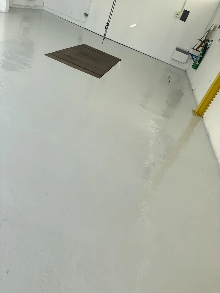 Revêtement de sol en peinture époxy pour un atelier cryogénique basé à Fos Sur Mer