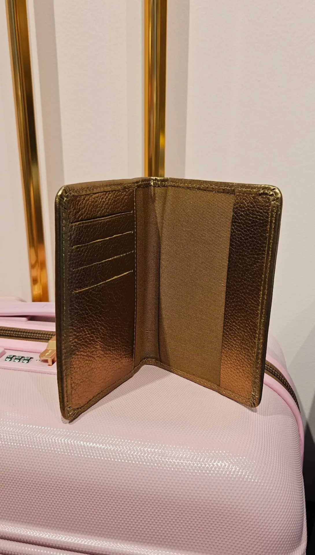 L'étui pour passeport bronze de Paul Marius disponible chez Evasion Eu