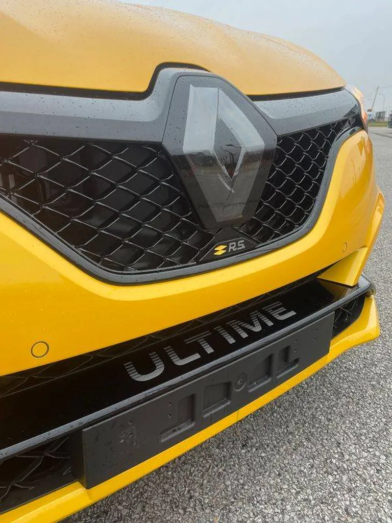 Renault Megane 4 RS ULTIME dans un garage professionnel proche du Havre