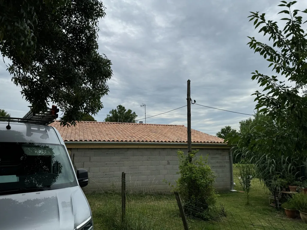 Rénovation d'une toiture par le changement des tuiles et des liteaux sur la commune de Monbrier
