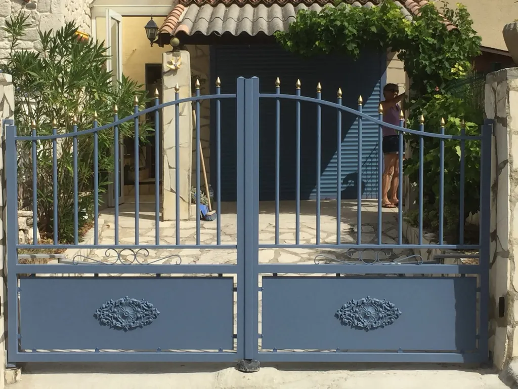 Portail aluminium battant sur mesure dans le Luberon