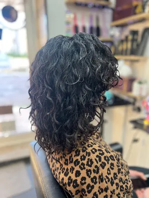 Sublimer vos cheveux bouclés avec une coupe à sec professionnelle à Salon-de-Provence et alentours