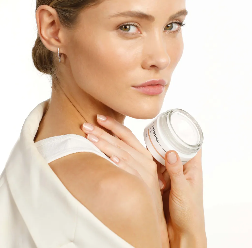 Soin Forever Young Christina au Centre Aglaé à Pertuis, rituel anti-âge primé pour lisser, raffermir et illuminer la peau.