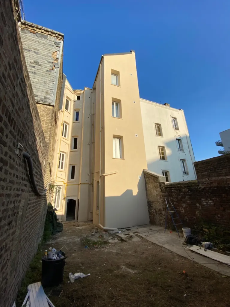 Isolation par l’extérieur en laine de roche et ravalement enduit projeté de façade sur un bâtiment ancien brique Le Havre - Normandie (76) RGE 