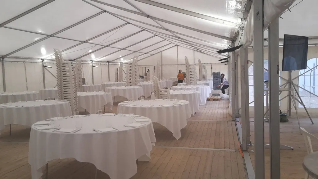 Pose de première pierre sur un chantier