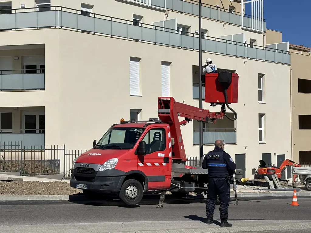 Intervention en hauteur pour modification de l’infrastructure réseau d’une caméra urbaine à Trets