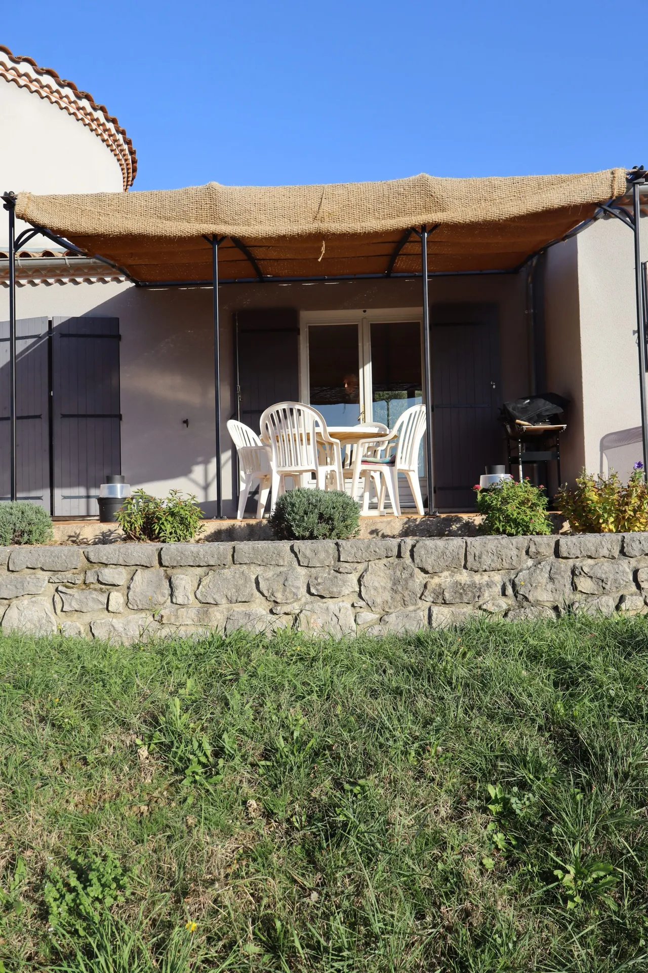 Pergola en fer forgé avec une toile de jute à Pradons en Ardèche pour l'été.