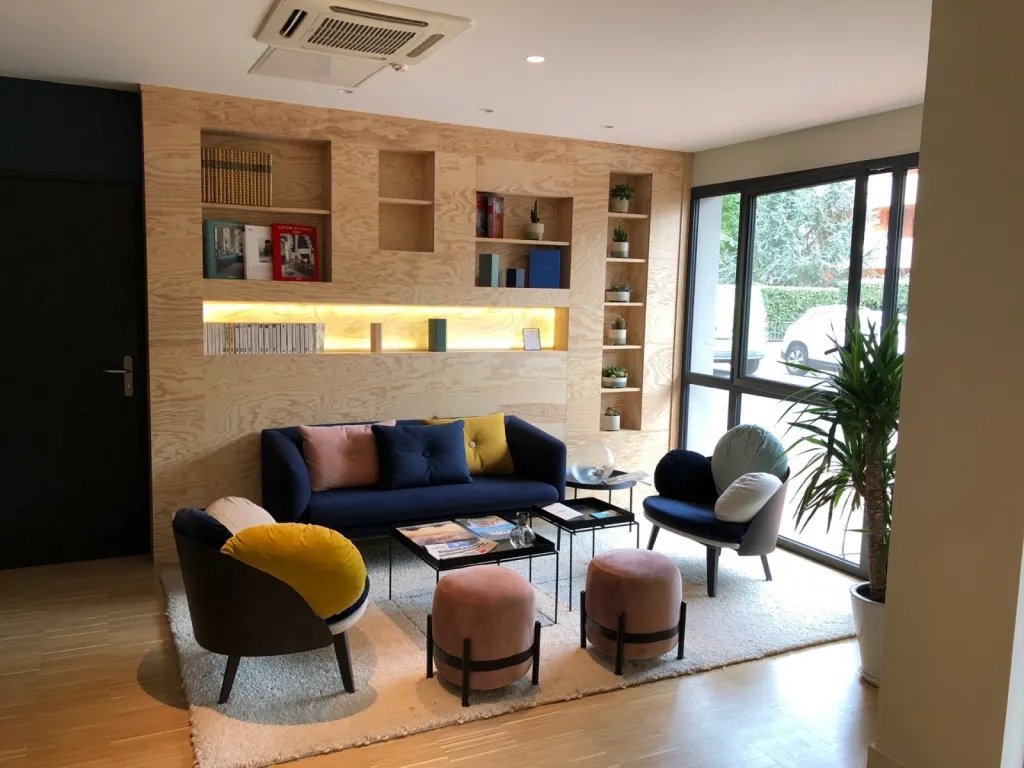 Agencement complet d'un hôtel à Mérignac (des chambres à la salle de réception)