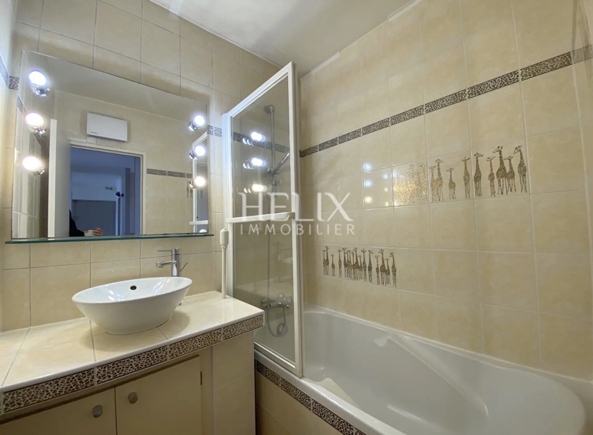 En exclusivité - appartement lumineux au dernier étage avec ascenseur, balcon et loggia plein sud. Proche bus et RER A.