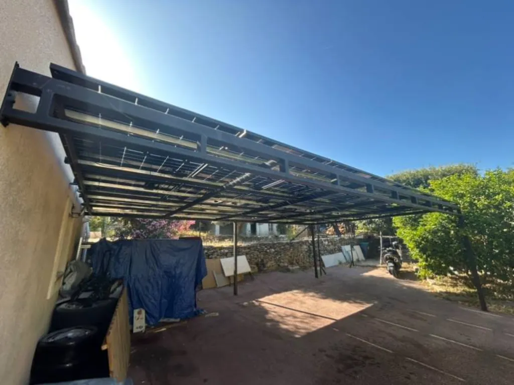 Pose de panneaux photovoltaïques à Ceyreste sur un carport de voiture
