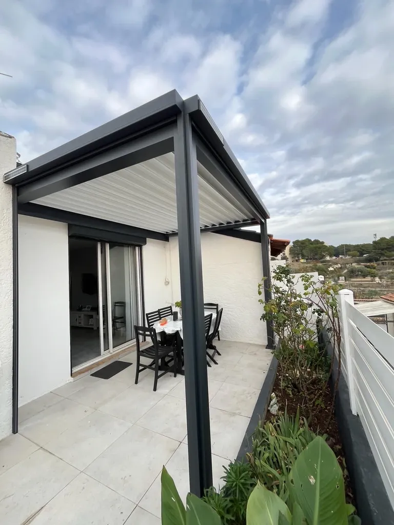 Mise en place d’une Pergola bioclimatique IZI sur Martigues