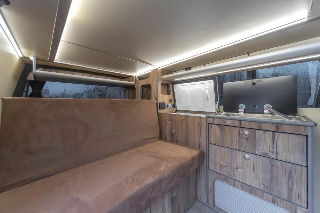 Aménagement VW T6.1 Court sur-mesure à Lyon : van compact à finition bois vieilli et suédine pour le Rhône
