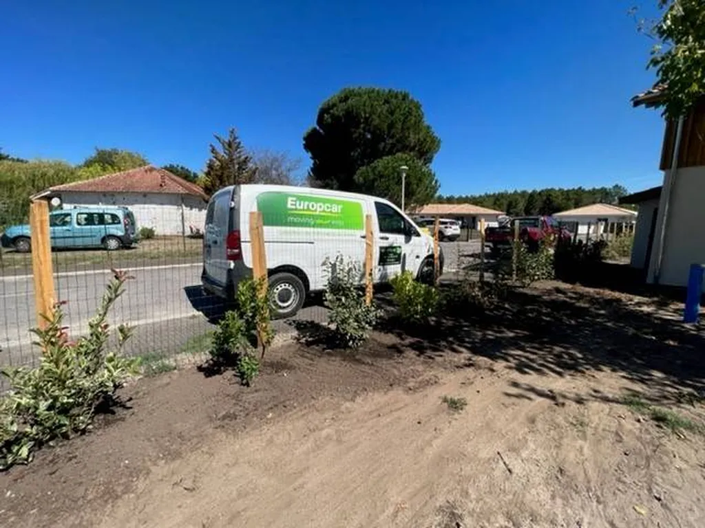 Création d’une clôture provisoire et discrète sur un terrain situé à Sanguinet dans les Landes
