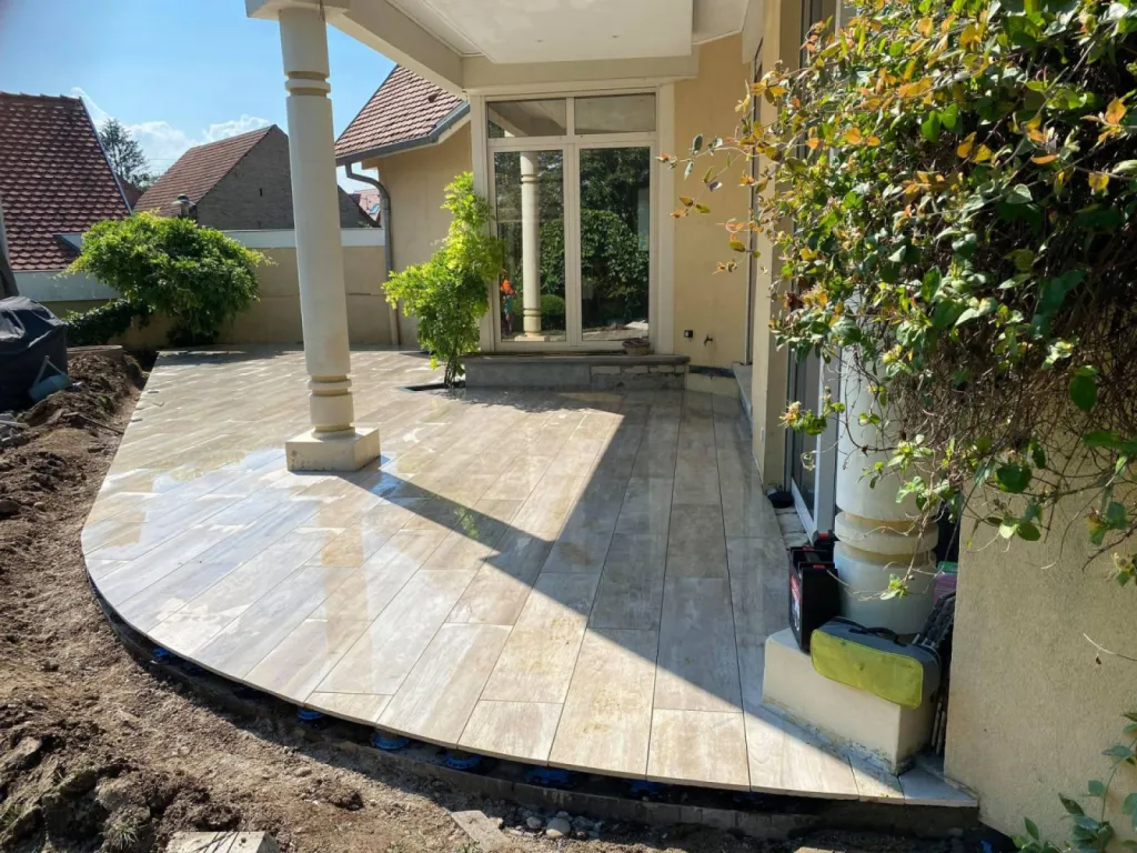 Agrandissement de terrasse d'une maison individuelle à Oberschaeffolsheim, près de Wolfisheim.