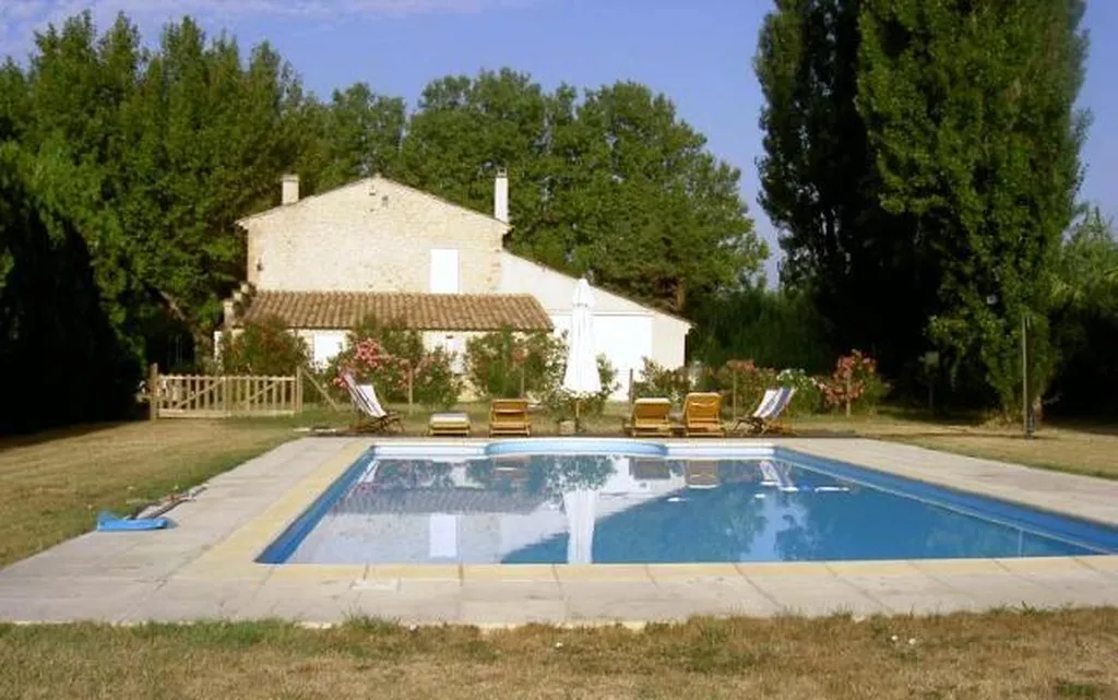 En vente,  près d'Avignon, mas provençal rénové avec piscine  sur 1,5 hectare  