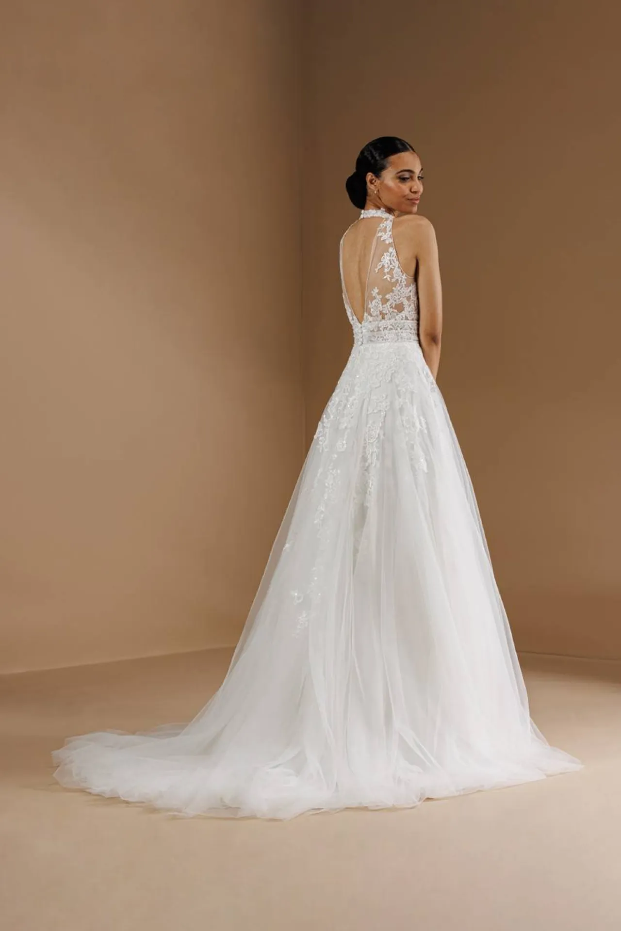 Robe de mariée jupe fendue en dentelle sur Marseille 