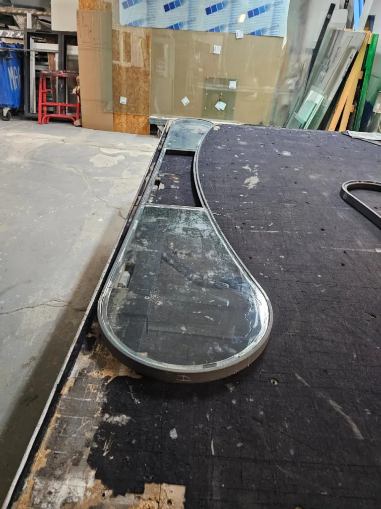 Création de plusieurs étagères de forme ovale sur ferronnerie d'art pour l'hôtel particulier 