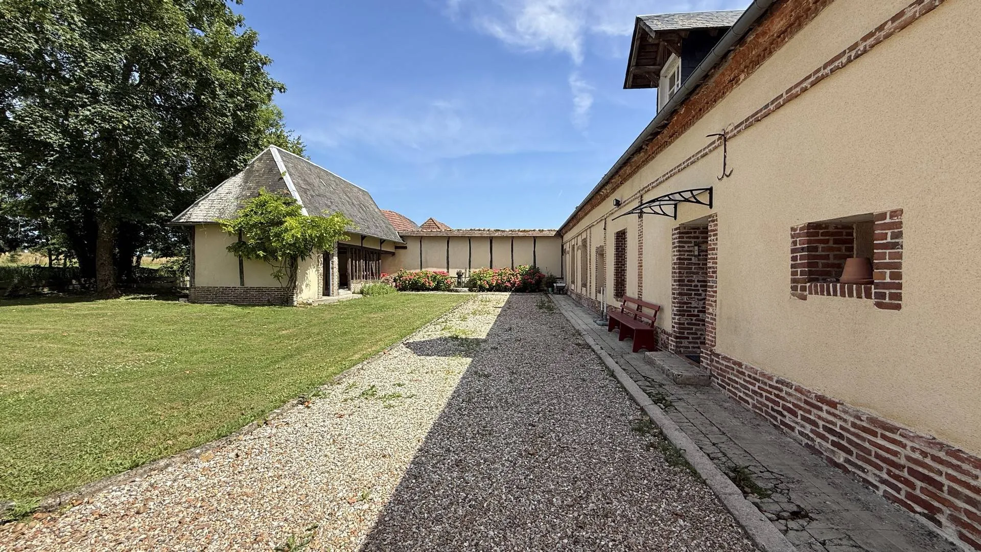Château avec tours et dépendances aménagées à vendre en Normandie – 3 ha de parc clos