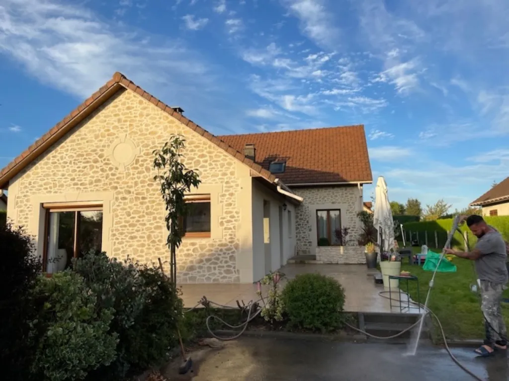 Le ravalement de façade aspect pierre taillée : donner du caractère à votre maison