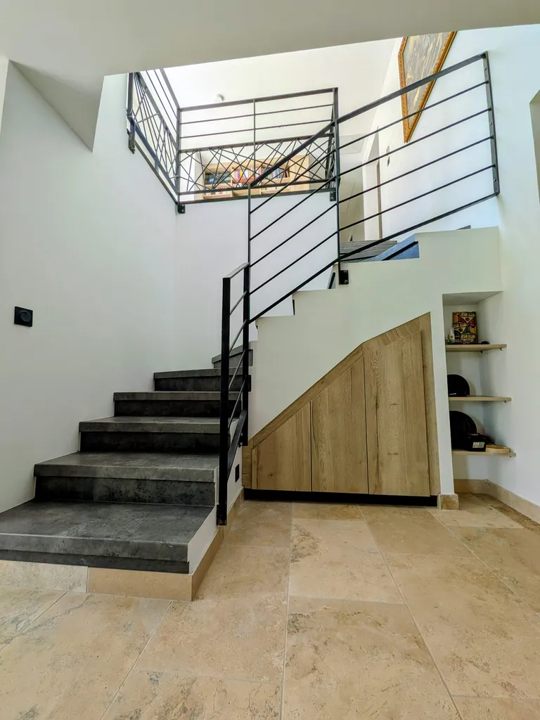 Ouvrage de ferronnerie sur mesure pour escalier dans le Pays d'Aix