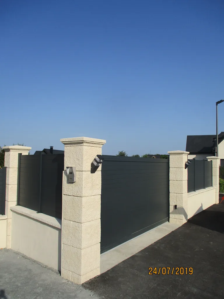 Installation de Clôture aluminium sur muret, Portails motorisés et Portillon en aluminium à Cabourg dans le calvados 14 et ses Alentours