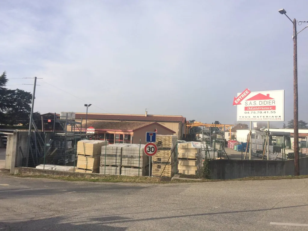 Didier matériaux agence de Pizançon à côté de bourg de péage sortie Grenoble 
