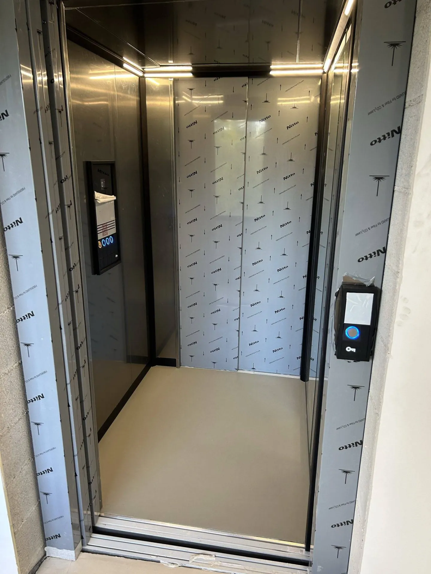 Elevateur vertical VIMEC ARIA avec portes télescopiques d'un passage libre de 90 cm près d'Aix en Provence Elevateur vertical VIMEC ARIA avec portes télescopiques d'un passage libre de 90 cm près d'Aix en Provence