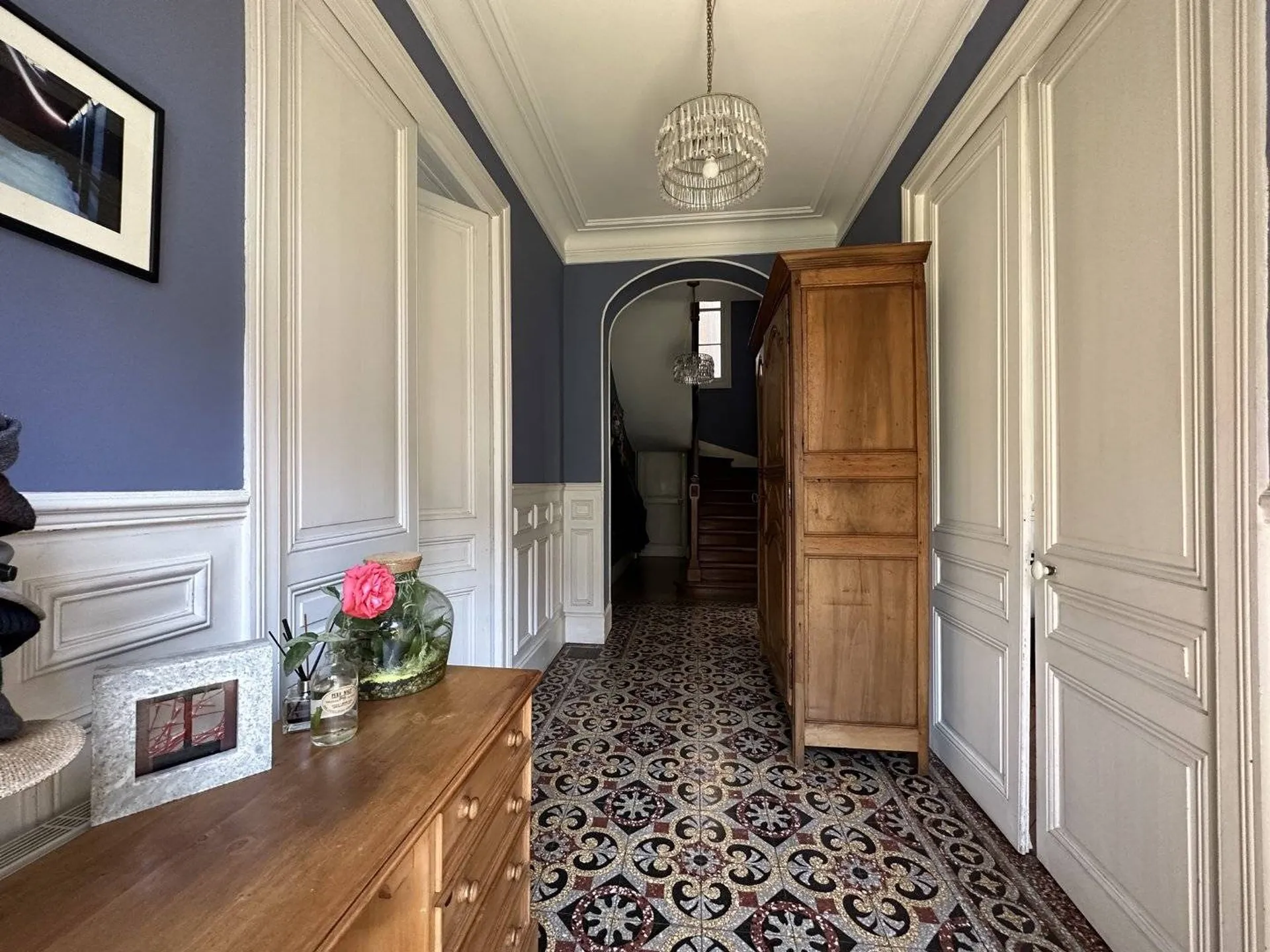 Vends maison de maître sur un terrain clos de 350m² et un garage attenant.