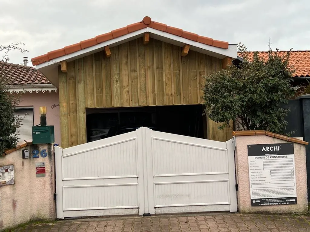 Rénovation en bois d’un garage et d’une entrée de maison à Gujan-Mestras