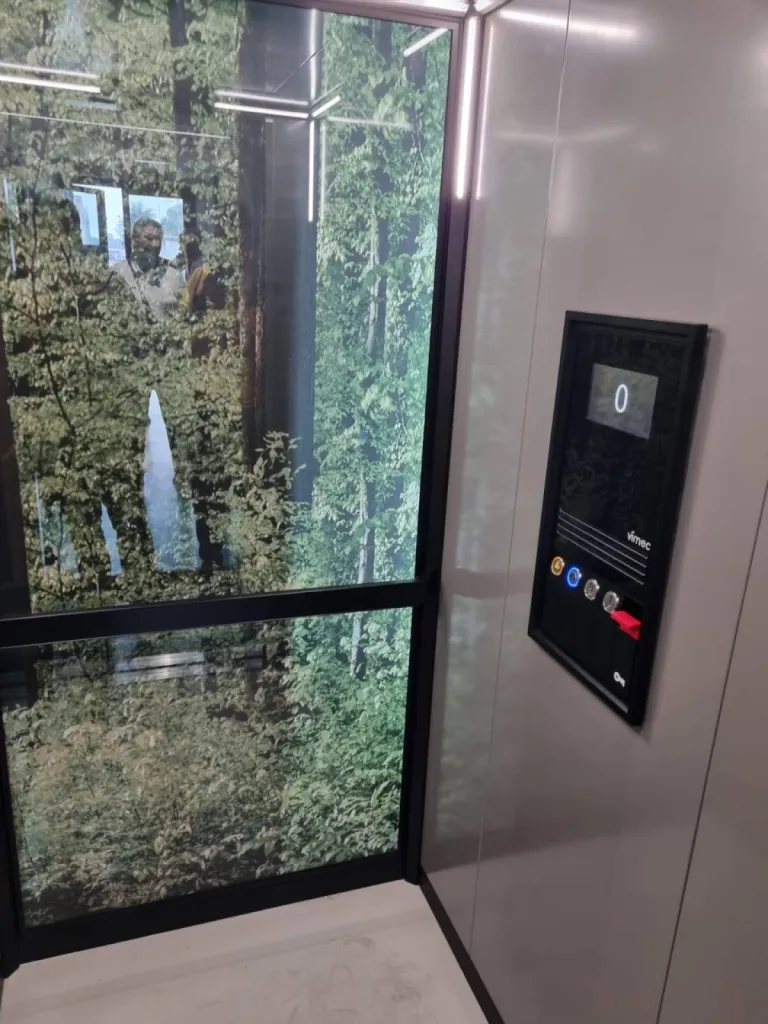 Dernières innovations technologiques dans la cabine de l'ascenseur de maison VIMEC ARIA à Aix en Provence
