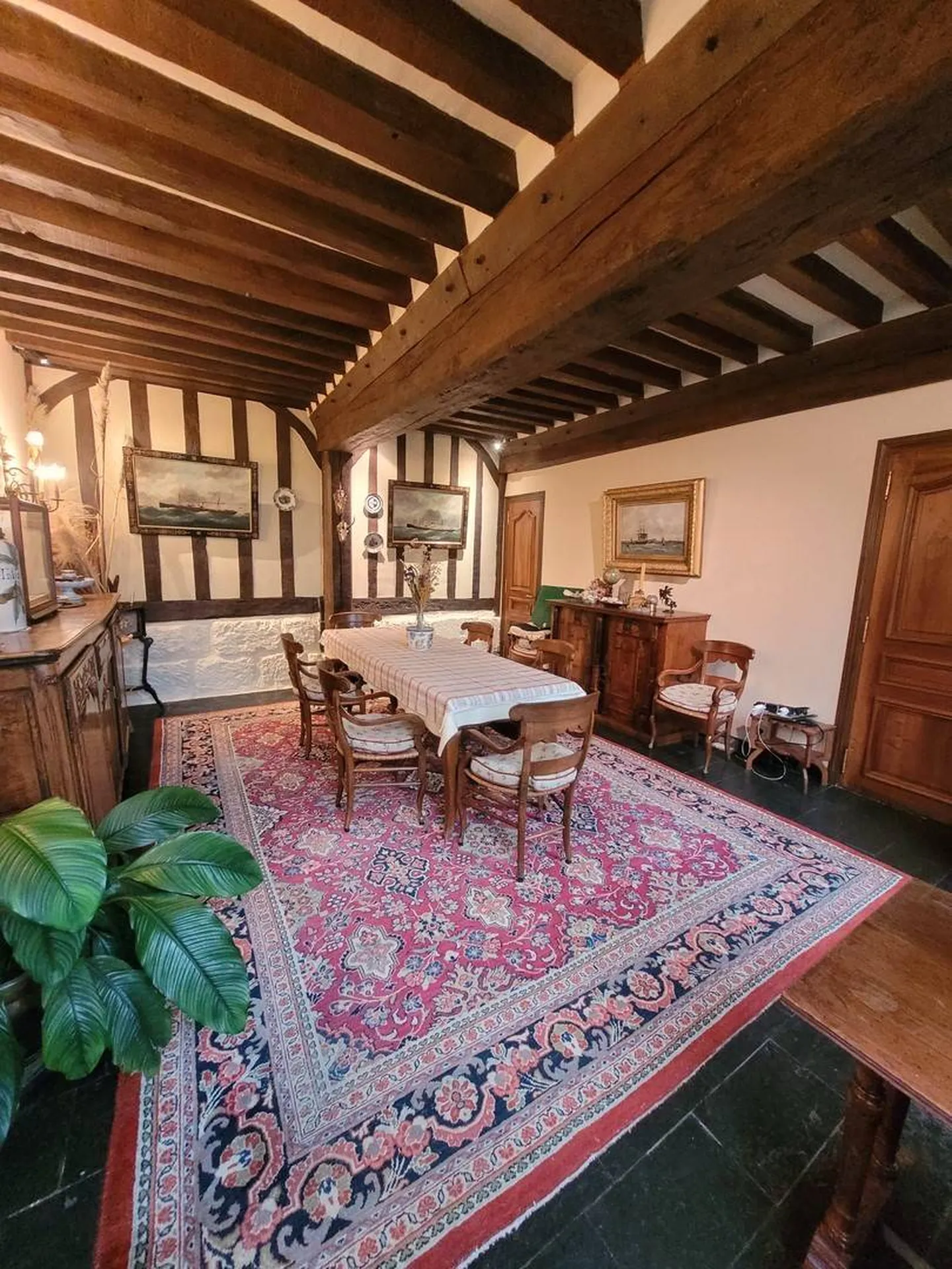 A proximité de LISIEUX 14100, de son centre-ville et de sa gare SNCF (2,5 Km), l'Agence TERRES ET DEMEURES DE NORMANDIE à LISIEUX 14100 - 41 Avenue Victor HUGO, vous propose d'acquérir cette propriété comprenant une MAISON DE MAITRE du XIXème, un par