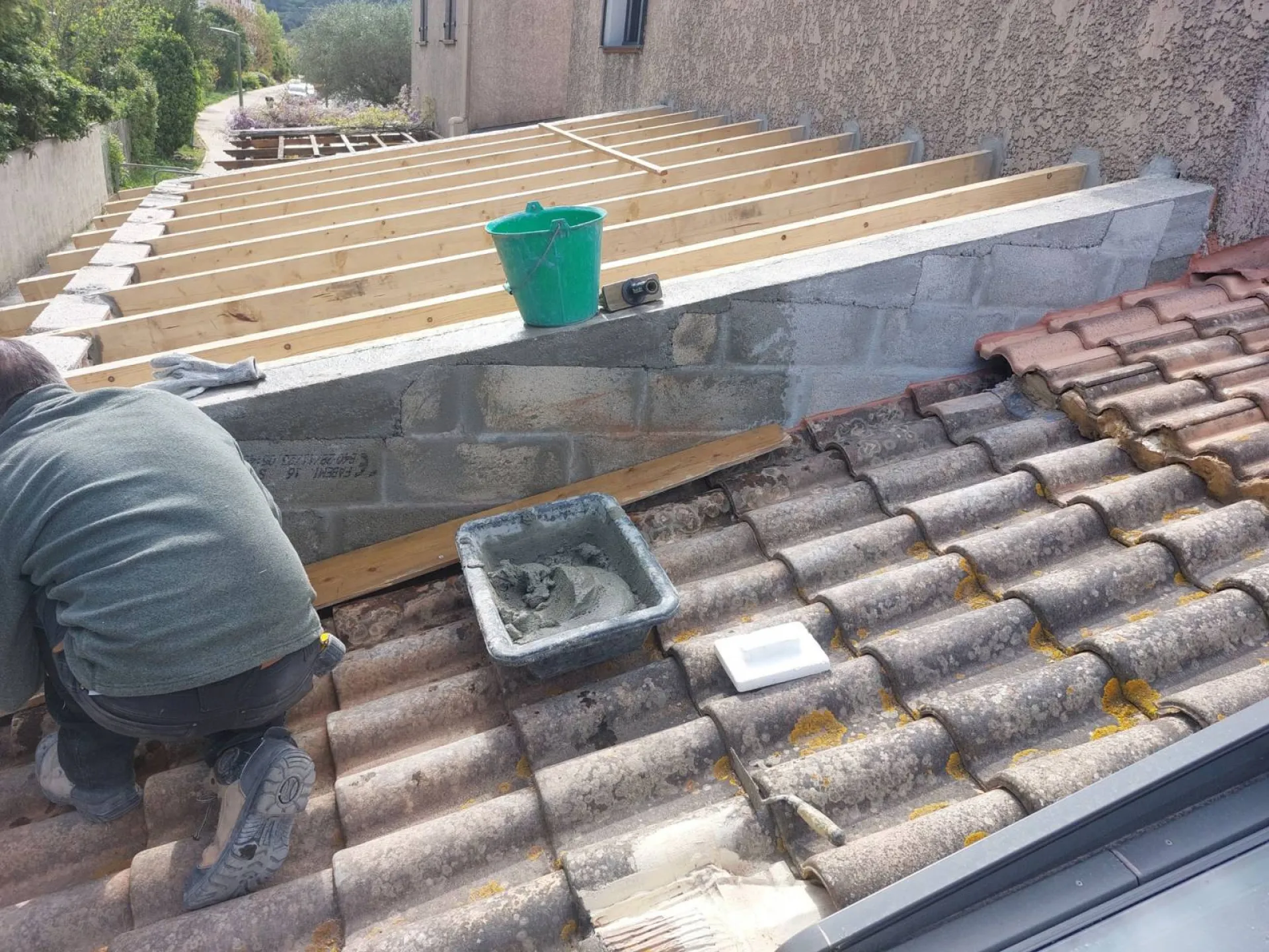 Travaux sur la charpente en bois d'une toiture à Bormes-les-Mimosas dans le Var