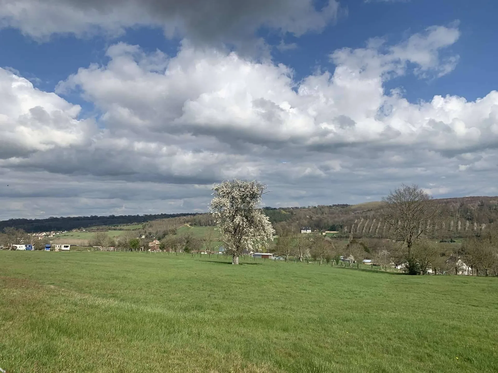 A proximité de LISIEUX (CALVADOS) et de son centre ville, l'Agence TERRES ET DEMEURES DE NORMANDIE à LISIEUX (14100) - 41 Avenue Victor HUGO, vous propose d'acquérir cet ensemble immobilière