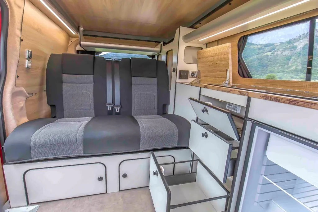 Aménagement intérieur sur-mesure Peugeot Expert Medium finition bois clair et façades blanches à Lyon dans le Rhône