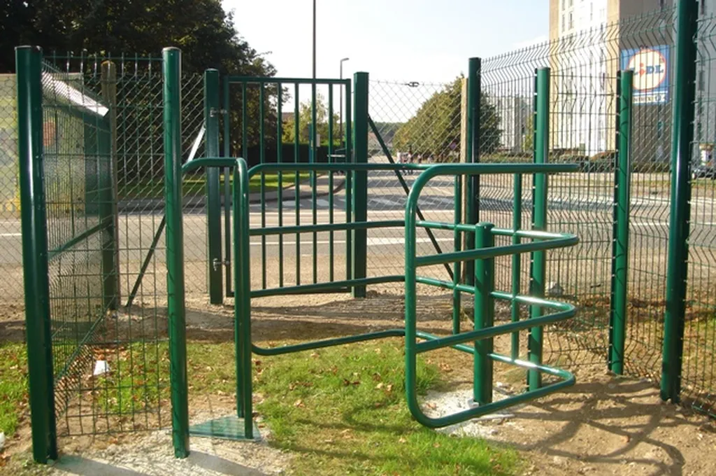 Installation de Portails Spécifiques Sur-Mesure avec Systèmes de Contrôle d'Accès pour Sites Professionnels et Résidentiels à Rouen en Seine-Maritime 76