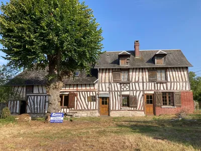 A vendre : Ancien corps de ferme offrant de beaux volumes et situé à Jumièges