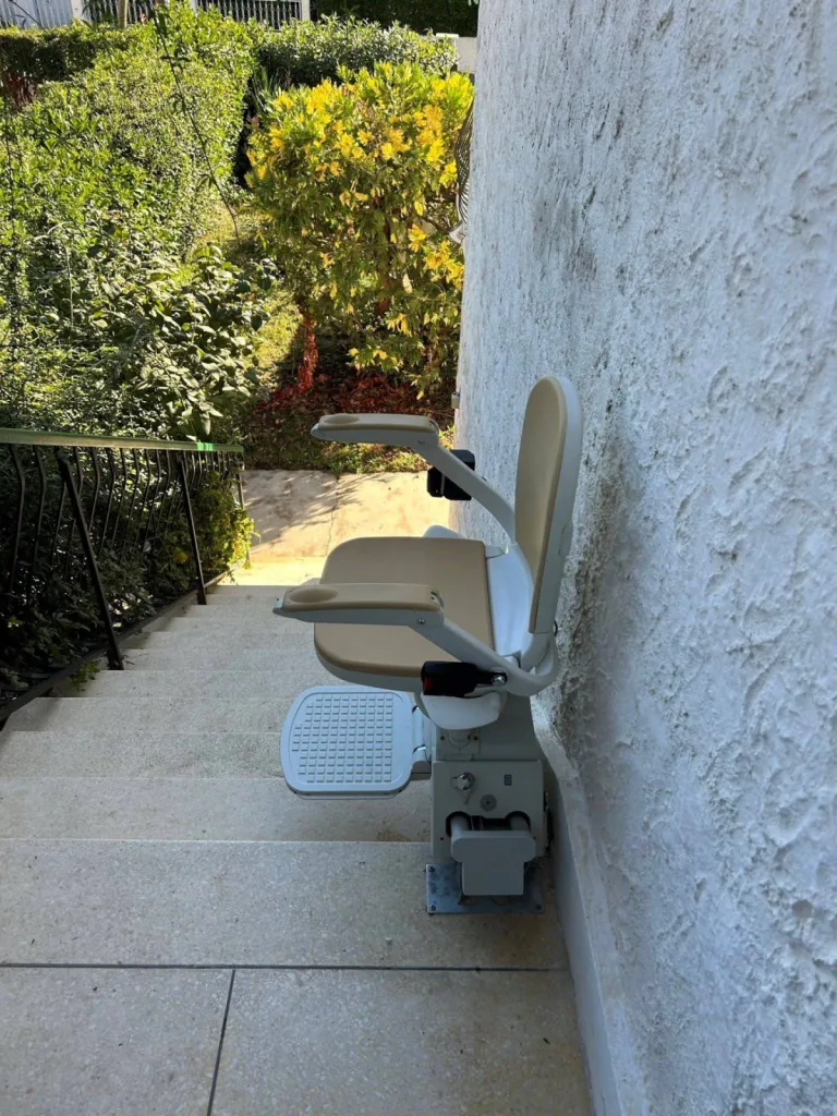 L'espace libre de cet escalier droit extérieur permet aux piétons classiques de gravir les marches sans difficultés à Arles, malgré la présence du fauteuil monte-escalier droit ACORN A130