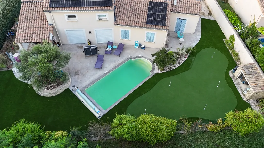 Aménagement putting green haut de gamme avec gazon synthétique technique et éclairage extérieur