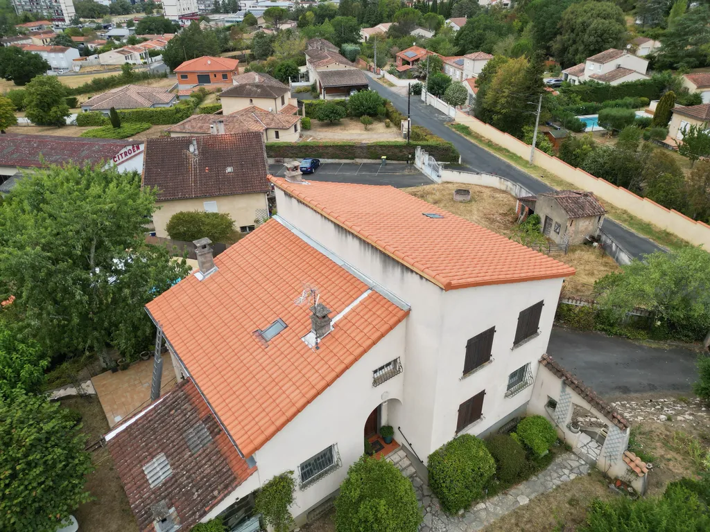 artisan couvreur pour rénovation de toiture en tuile mécanique DC12 à Montastruc-la-Conseillère proche de Toulouse PLM Frères restaure votre couverture avec expertise Compagnon du Devoir garantie.