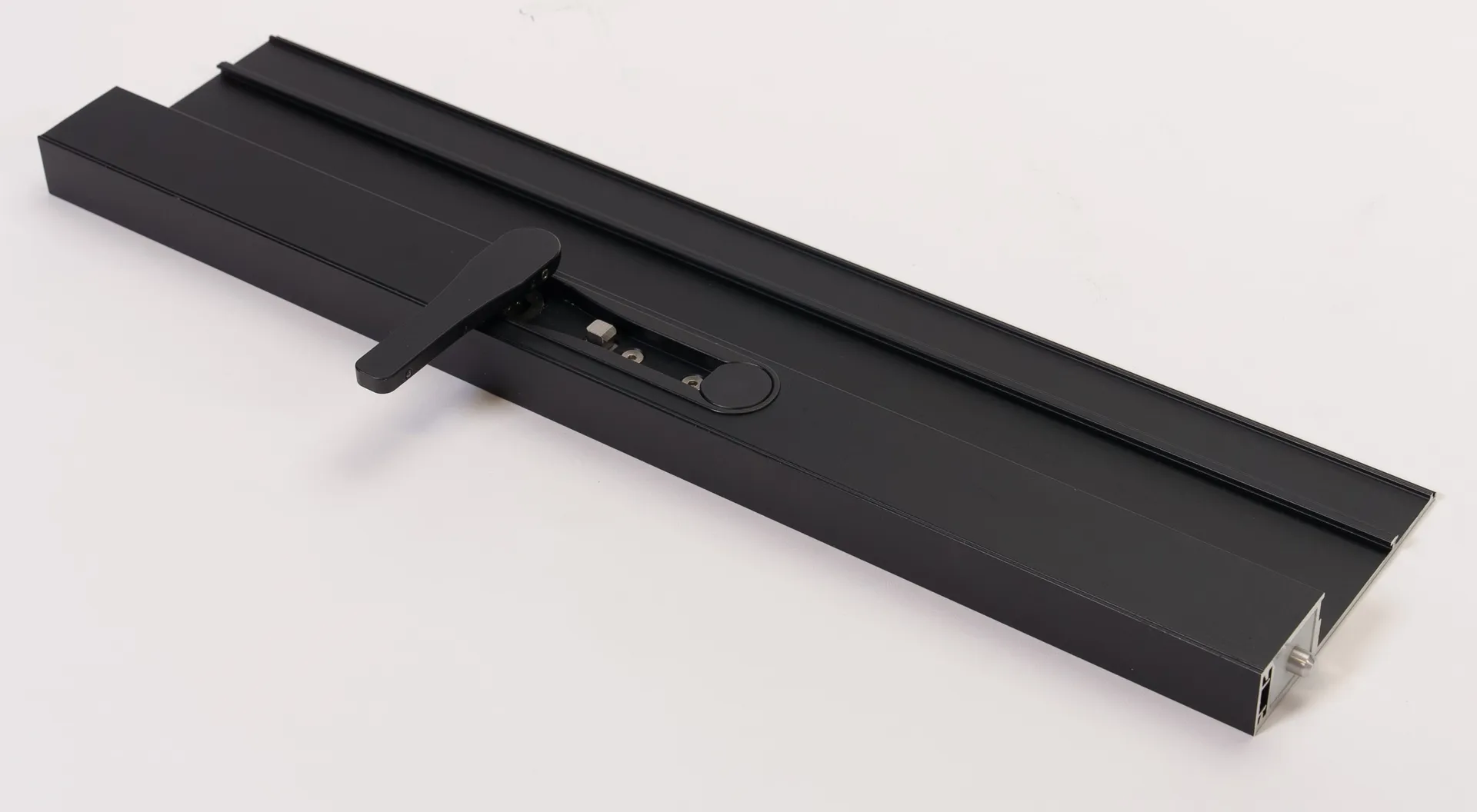 Options pour menuiseries minimalistes aluminium sur mesure en région PACA : motorisation, moustiquaire intégrée et drainage discret