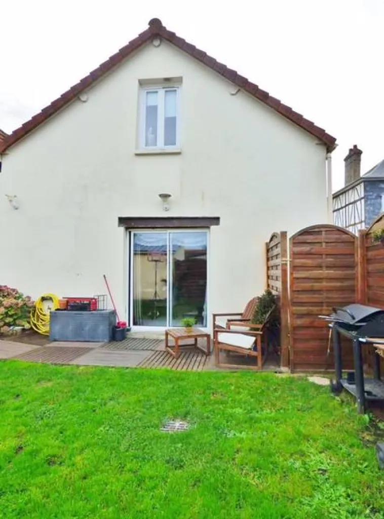 A acheter charmante maison rénovée avec goût de 75m² sur un terrain de 250m² avec terrasse et garage sur la commune de SAINT PIERRE LES ELBEUF 76320