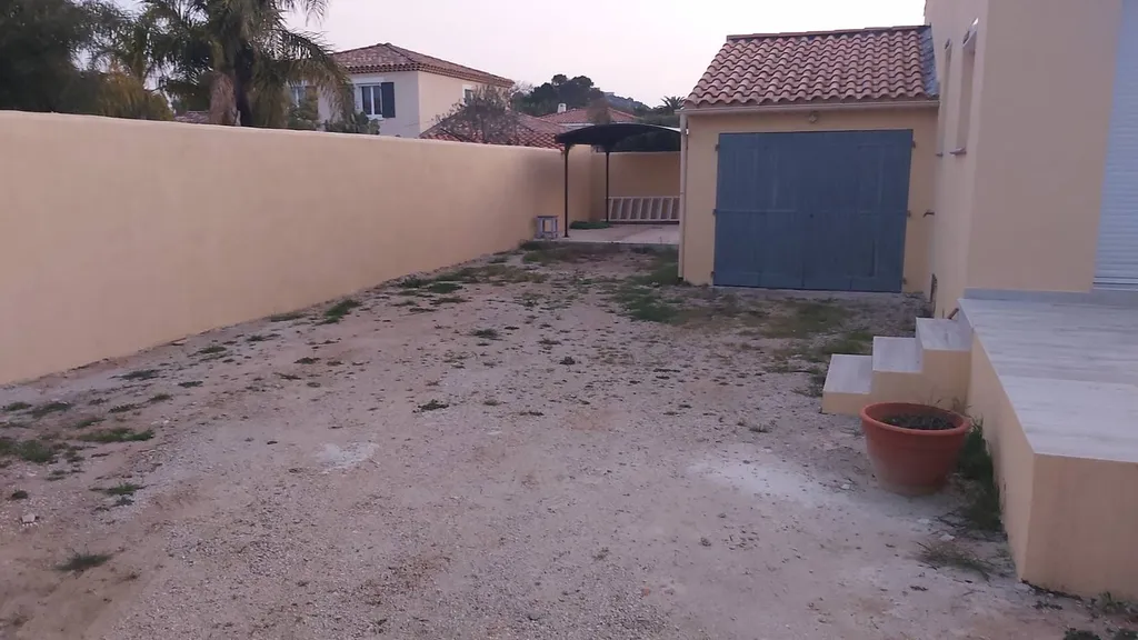 Application d'un gravillonnage bicouche dans la cour de la villa d'un particulier à Six-Fours les Plages dans le Var