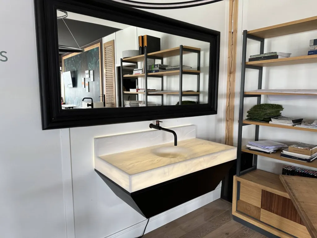 Vasque Salle de Bain rétro-éclairée en exposition dans notre showroom à Marcheprime