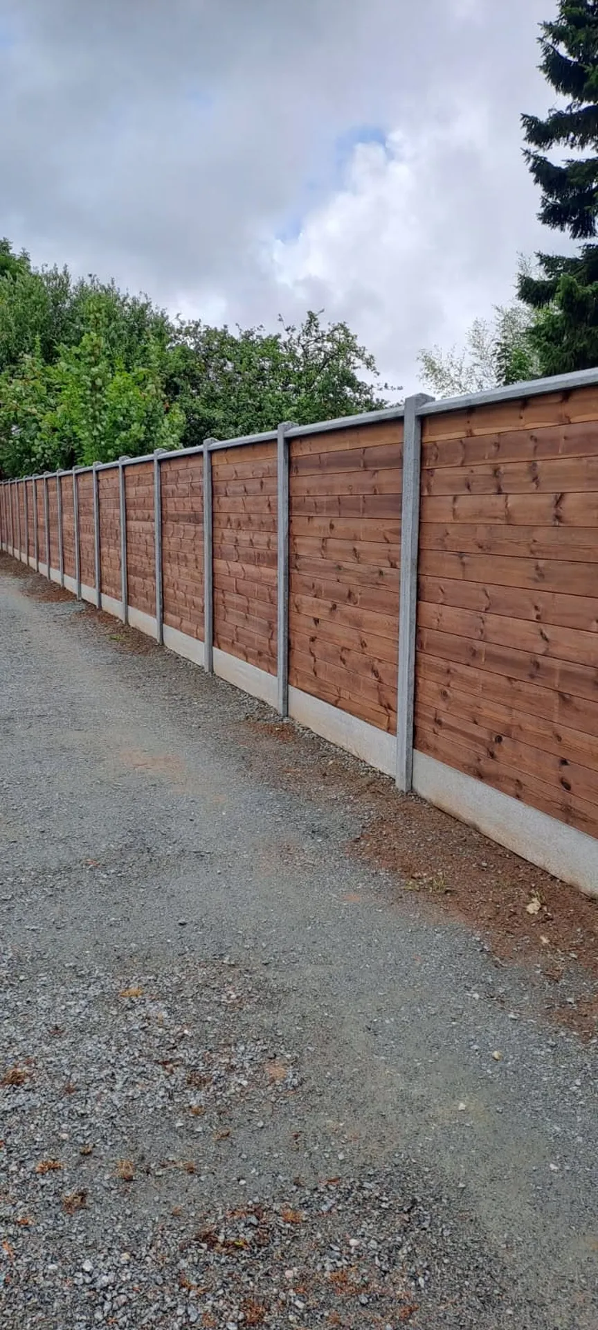 Installation de Clôture Occultante Mixte Béton et Bois, Lames Horizontales Sur-Mesure à Bernay dans l'Eure 27 et Serquigny
