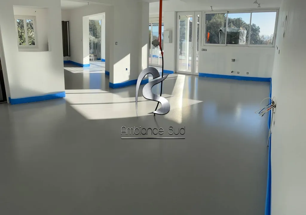 Sol en béton cire coulé décoratif à Merindol dans le Vaucluse