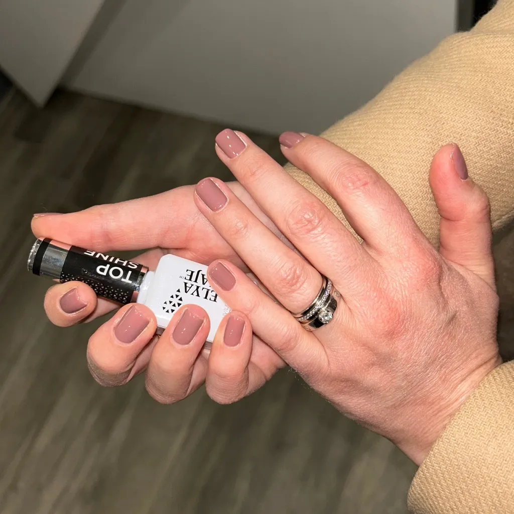 Pose de semi permanent sur les mains en institut de beauté - La Maison de la Beauté à Roquevaire