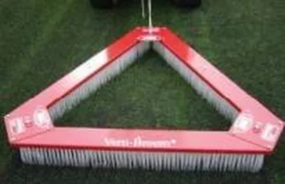 Balai-brosse triangle entretien gazon synthétique football