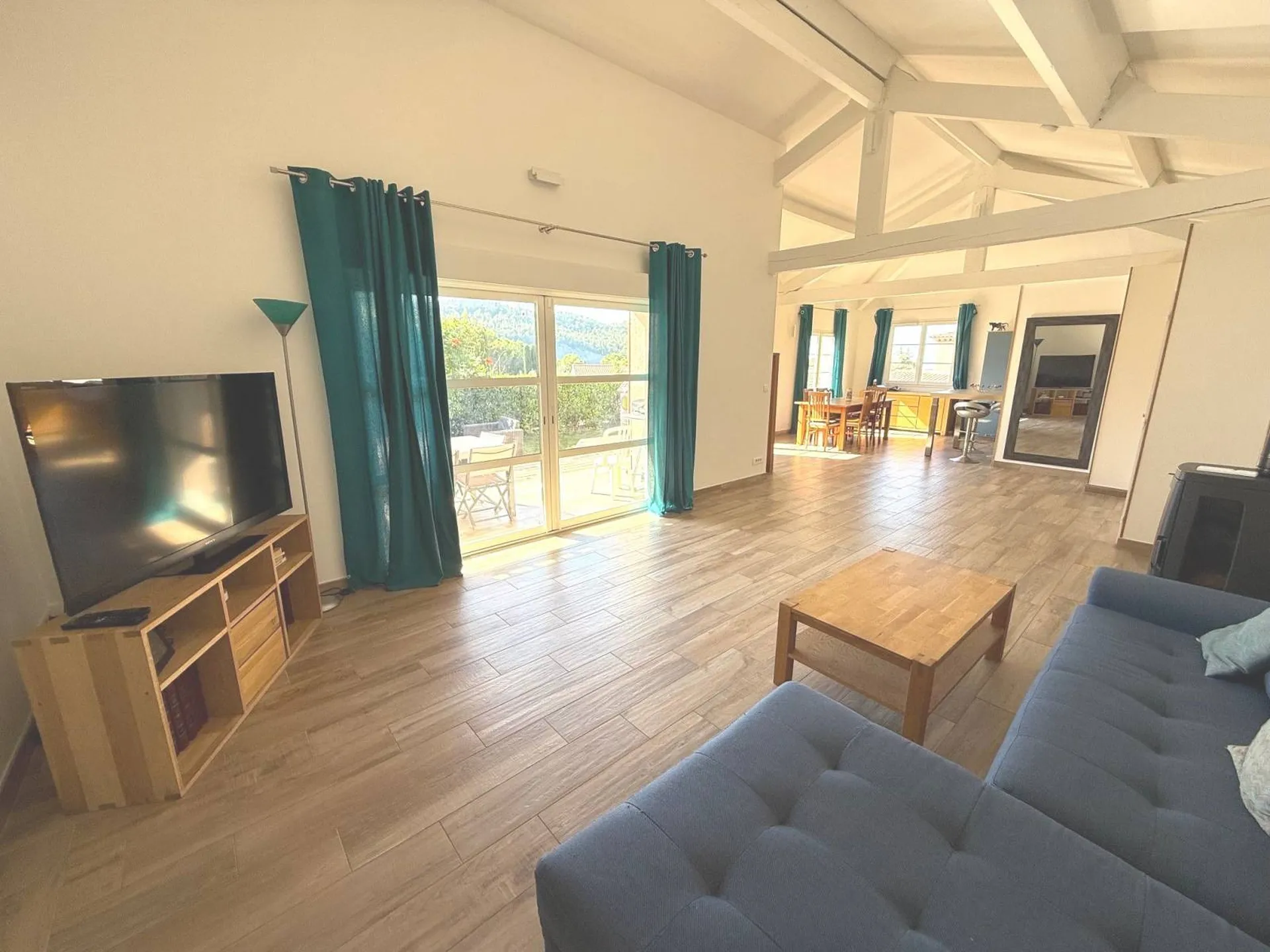 Salon spacieux, ambiance chaleureuse